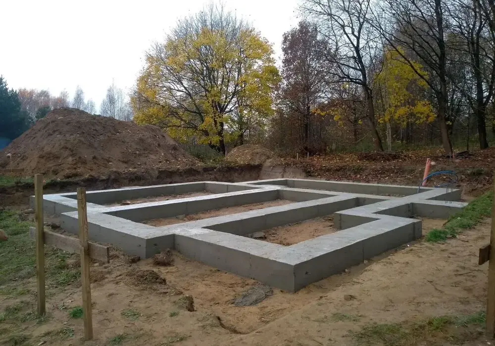 Czy można zostawić odkryte fundamenty na zimę? Uniknij kosztownych szkód