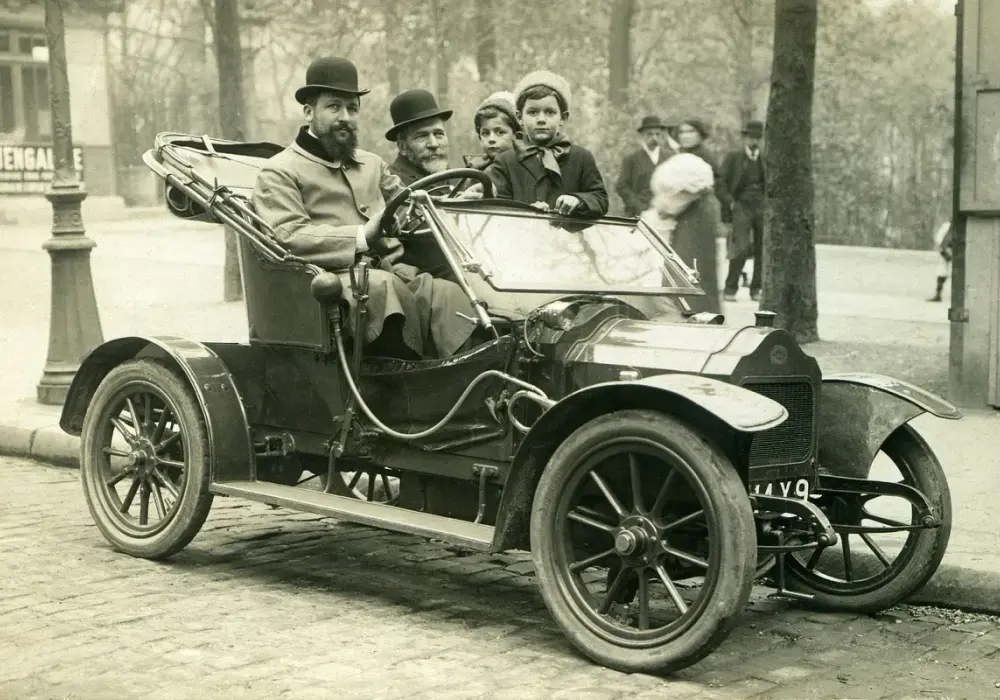 Kiedy wynaleziono silnik spalinowy? Odkryj fascynującą historię wynalazku
