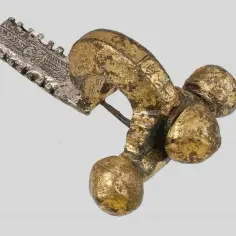 Złota fibula rzymska z ozdobnym, srebrnym języczkiem. Wyjątkowy artefakt z epoki.