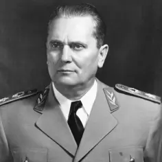 Portret Josipa Broza Tita w mundurze wojskowym, z odznaczeniami na kołnierzu i ramionach.