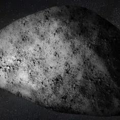 Apophis, niegdyś budzący postrach, przemierza kosmos. Jego skalista powierzchnia skrywa tajemnice, a gwiazdy są jego jedynymi towarzyszami.