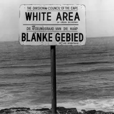 Znak "White Area / Blanke Gebied" przypomina o czasach apartheidu, segregacji rasowej i niesprawiedliwości.