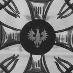 Order Virtuti Militari z orłem w koronie. Litery "VIRTUTI MILITARI" wybijane na ramionach krzyża.