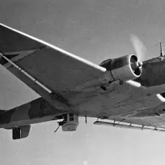 Niemiecki bombowiec z czasów II wojny światowej, Dornier Do 17, w locie.