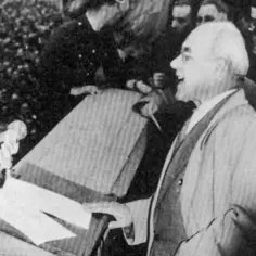 Mężczyzna przemawia do tłumu na wiecu w 1956 roku.