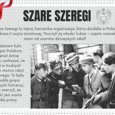 Młodzi chłopcy w mundurach i nakryciach głowy, część z nich z bronią, tworzą grupę Szarych Szeregów.