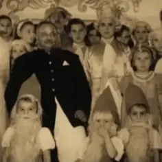 Maharadża w otoczeniu dzieci w strojach krasnoludków i księżniczek.