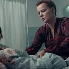 W szpitalu, pielęgniarka i kobieta w sukni przyglądają się choremu dziecku. Czy to zatrucie ołowiem na Śląsku?