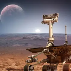 Robot na Marsie, przygotowuje się do eksploracji. W tle wschodzi słońce, a na niebie widać czerwoną planetę. To obraz lądowania na Marsie.