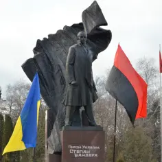 Pomnik Stepana Bandery z flagami Ukrainy i OUN-UPA. Banderowcy symbolizują walkę o niepodległość.