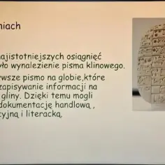 Tabliczka z pismem klinowym, dowód na to, co wynaleźli Sumerowie – pismo, które umożliwiło zapisywanie informacji.