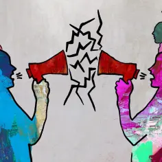 Dwie sylwetki z megafonami, otoczone tłumem, symbolizują burzliwą dyskusję. To obraz lustracji poglądów.