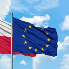 Flaga Polski i Unii Europejskiej powiewają na wietrze. Symboliczny widok dnia, kiedy Polska weszła do Unii.