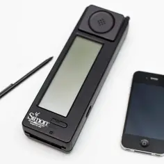 Porównanie IBM Simon, kiedy powstał pierwszy smartfon, z nowoczesnym smartfonem.
