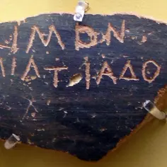 Fragment greckiej ceramiki z inskrypcją, świadectwo starożytnego ostracyzmu.