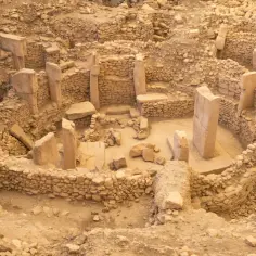 Kamienne kręgi i filary Göbekli Tepe, które archeolog odkrywa, budzą podziw.