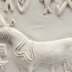 Starożytne artefakty: płaskorzeźba z jednorożcem i symbolami. Co to za tajemnicze dzieło?