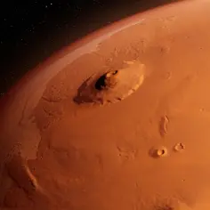 Widok z kosmosu na Marsa, z dominującym masywem Olympus Mons. Czerwona planeta w blasku gwiazd.