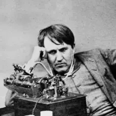 Thomas Edison z aparaturą, która mogła pomóc w odpowiedzi na pytanie, kto wynalazł transformator.