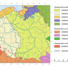 Mapa Polski z zaznaczonymi zlewiskiem Wisły, Odry i innych rzek. Kolory wskazują dorzecza.
