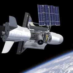 Bezkrytyczny X-37B w przestrzeni kosmicznej, z otwartym panelem odsłaniającym wnętrze i rozłożonymi panelami słonecznymi, nad Ziemią.