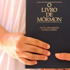 Dłonie trzymają Księgę Mormona, święty tekst dla wyznawców mormonizmu.