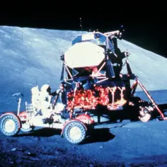 Astronaut na łaziku księżycowym obok modułu księżycowego. To historyczne lądowanie na księżycu.