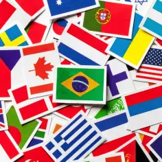 Mnóstwo flag narodowych, jakby symbolizując, ile jest języków na świecie. Widoczne m.in. Brazylia, USA, Kanada, Wielka Brytania.