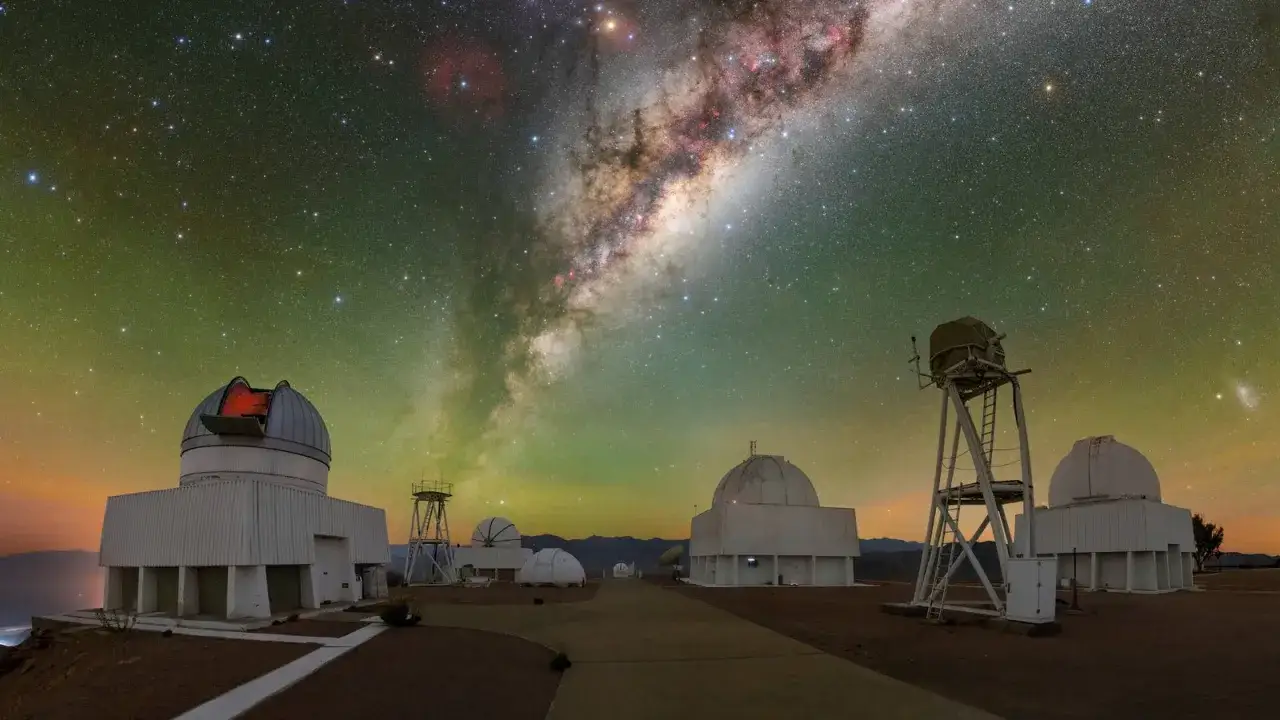 Obserwatoria astronomiczne na pustyni w Chile pod rozgwieżdżonym niebem. Droga Mleczna lśni nad kopułami teleskopów.