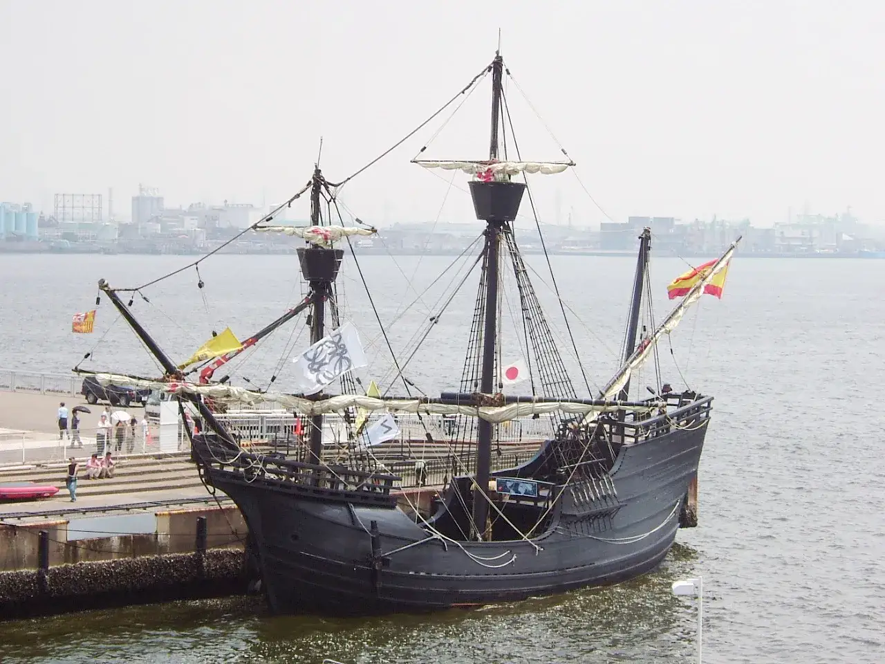 Czarny galeon z hiszpańską flagą, przypominający okręt, którym Magellan opłynął świat.