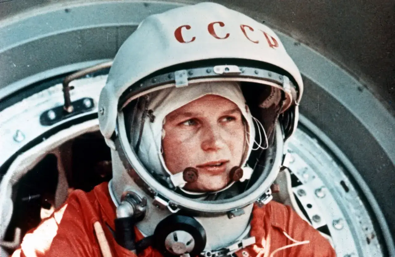 Portret Walentiny Tereszkowej, pierwszej kobiety-astronauty, w hełmie z napisem CCCP.