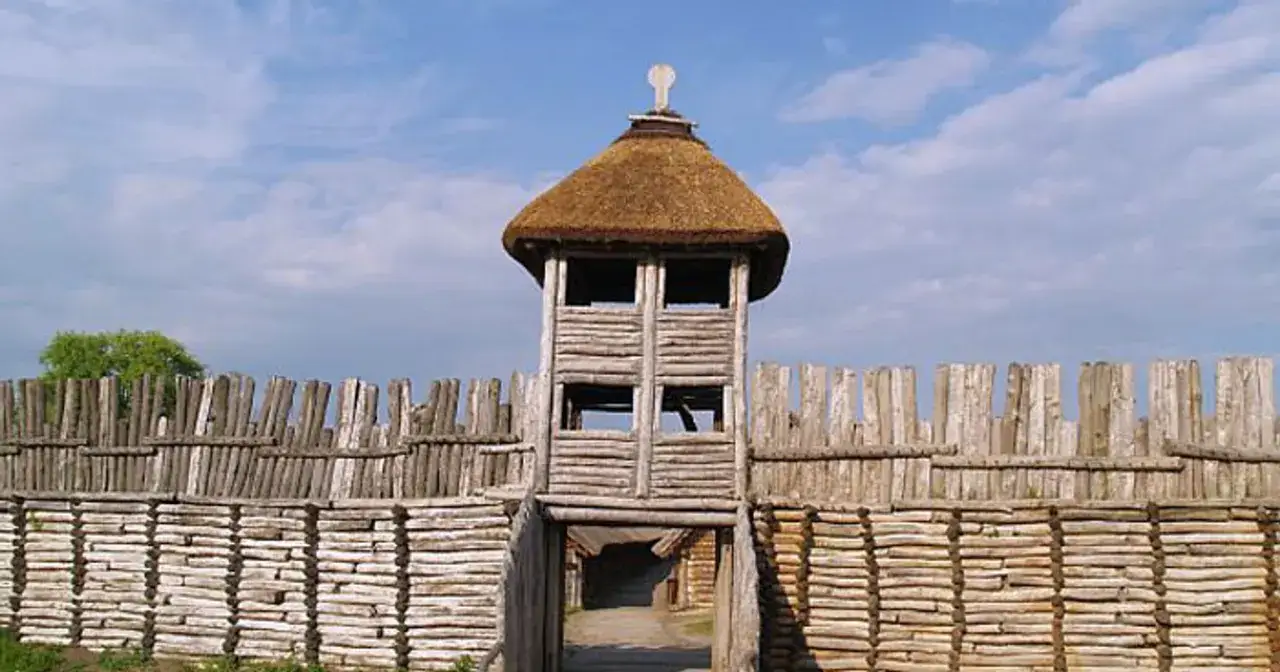 Drewniana wieża strażnicza i palisada na szlaku piastowskim.
