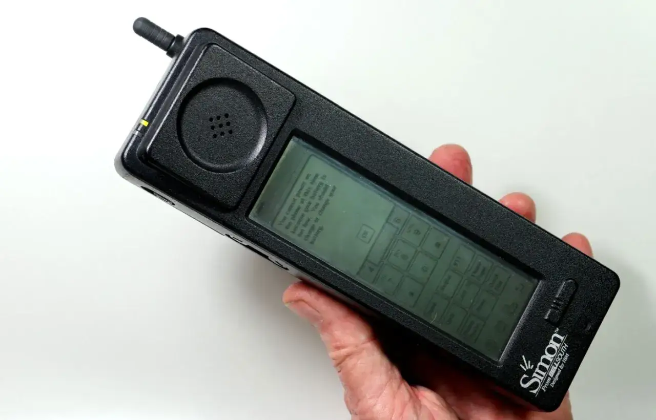 Pierwszy smartfon, Simon, powstał w 1992 roku. Ten czarny, masywny telefon z ekranem dotykowym i klawiaturą numeryczną to historia technologii.