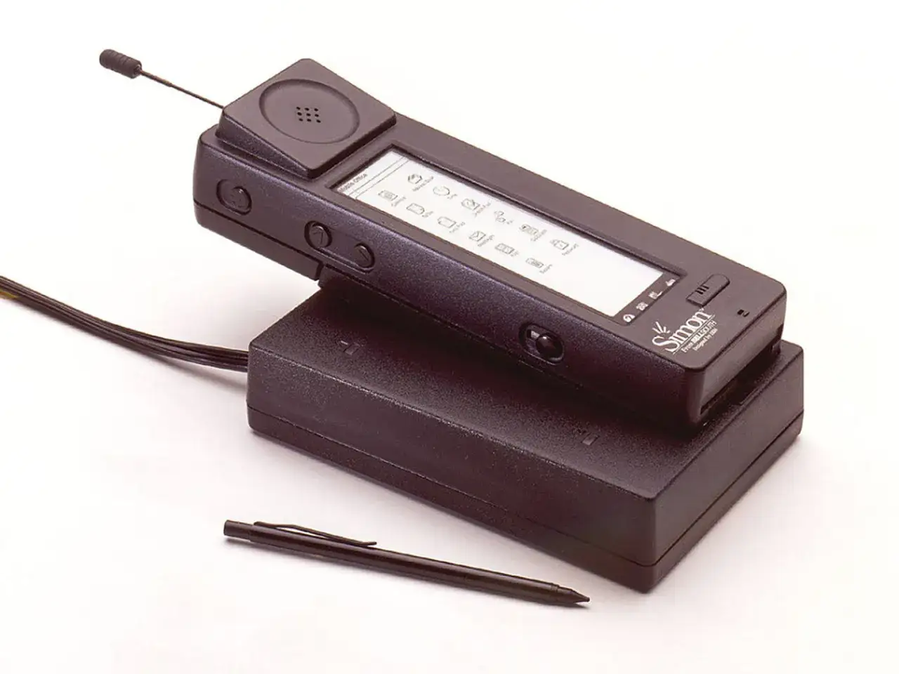 Pierwszy smartfon, IBM Simon, powstał w 1992 roku. Ten czarny, masywny telefon z rysikiem i ekranem dotykowym był rewolucją.