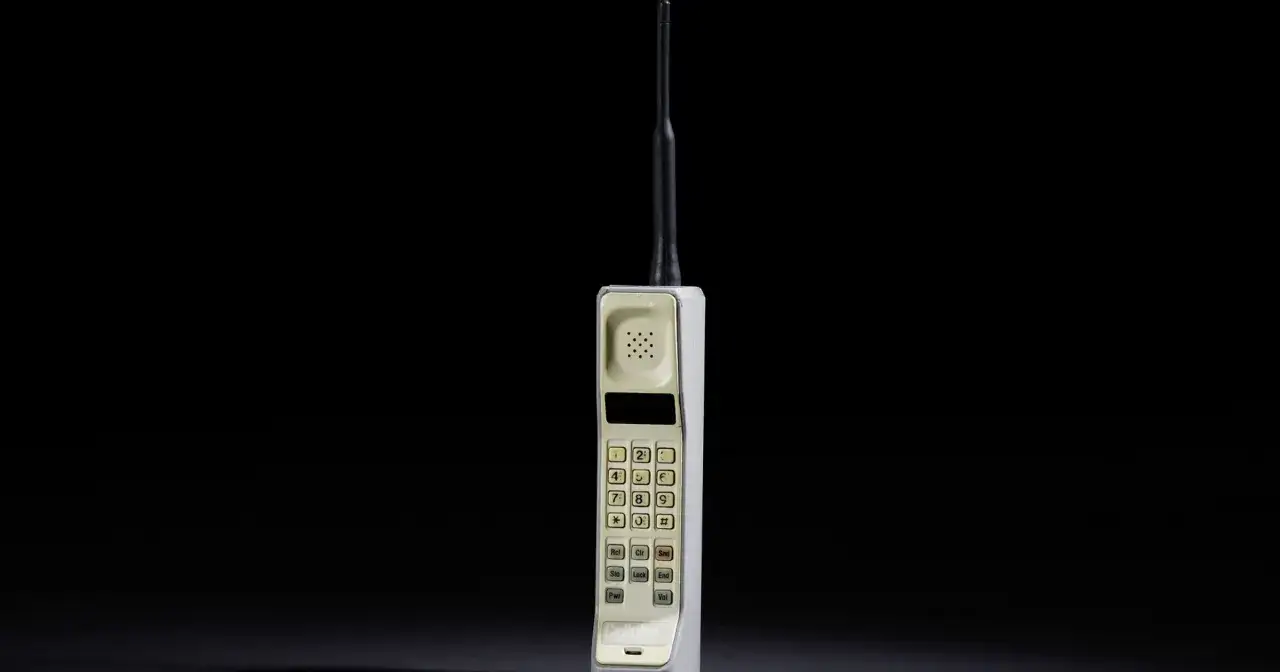 Pierwszy telefon komórkowy, który zapoczątkował rewolucję w komunikacji. Kto wymyślił telefon komórkowy? Martin Cooper, inżynier Motoroli, wykonał pierwszy historyczny telefon w 1973 roku.