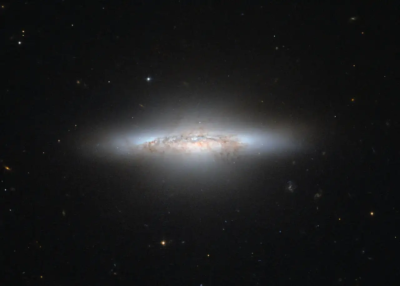 Galaktyka NGC 1068 widziana przez teleskop Hubble'a. Wirujące ramiona i jądro pełne gwiazd.