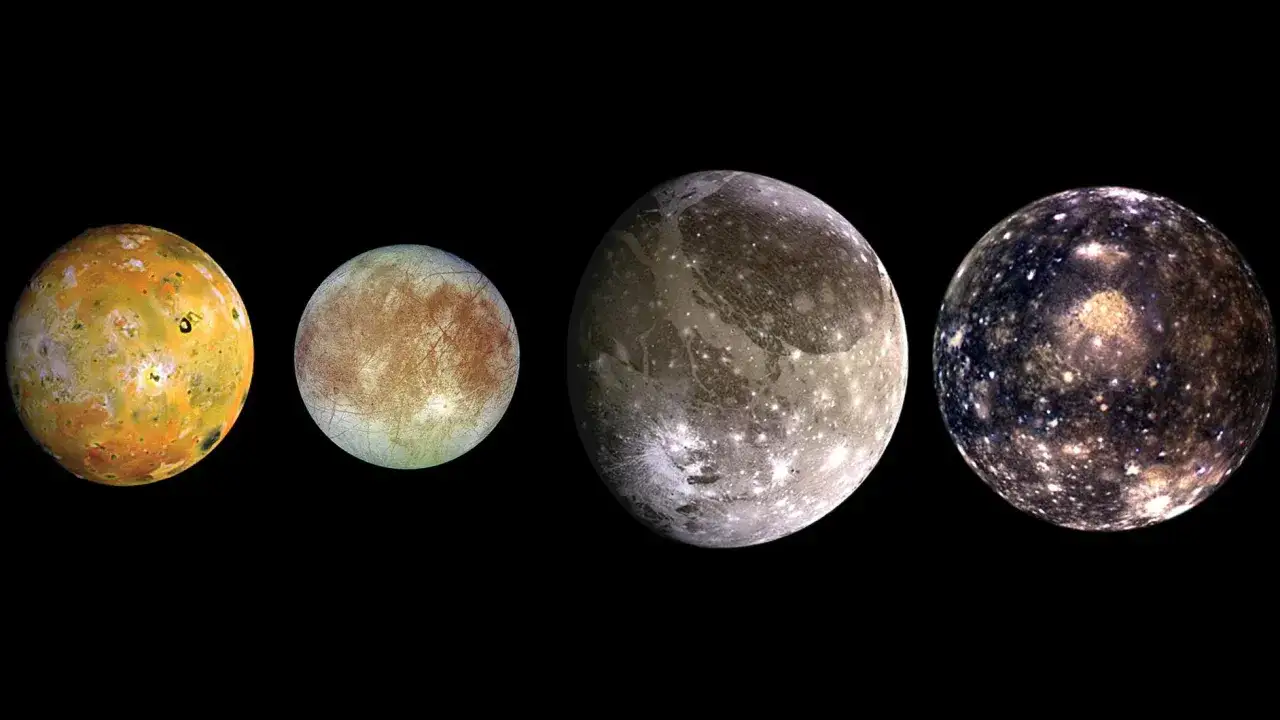 Cztery księżyce Jowisza: Io, Europa, Ganimedes i Kallisto, prezentują swoje unikalne powierzchnie.