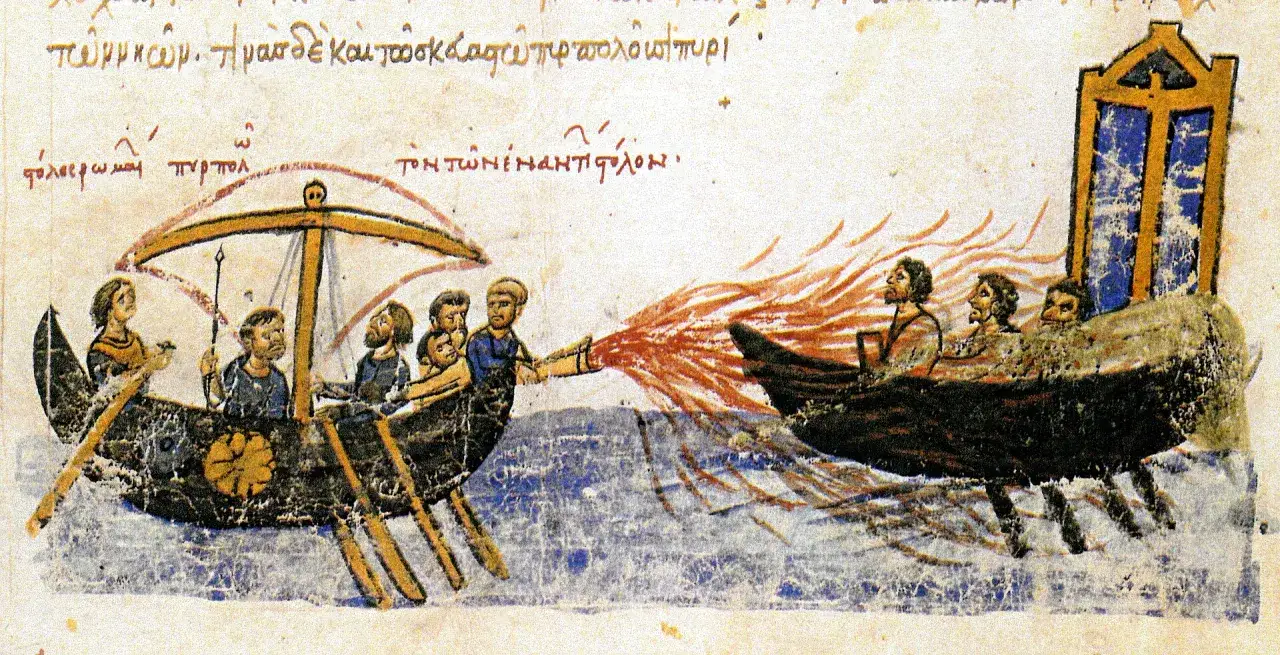 Ilustracja przedstawia bitwę morską, gdzie jeden statek używa broni miotającej płomienie. Kto wynalazł ogień grecki? Ta średniowieczna grafika może sugerować odpowiedź.