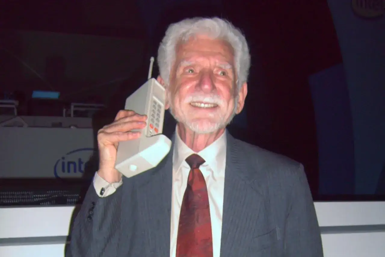Martin Cooper, który wymyślił telefon komórkowy, prezentuje pierwszy prototyp.