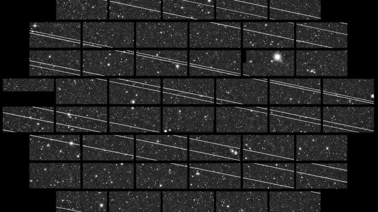 Satelity Starlink przecinają nocne niebo, tworząc jasne smugi wśród gwiazd.