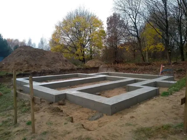 Czy można zostawić odkryte fundamenty na zimę? Uniknij kosztownych szkód